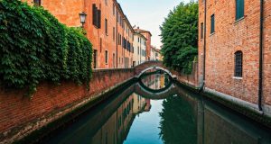 Lascia perdere Venezia: questa “piccola Venezia” della Lombardia è un gioiello medievale sui canali Alla scoperta di Mantova: la "piccola Venezia" medievale della Lombardia sui canali