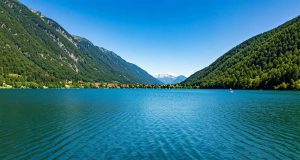 Non è la Svizzera, ma questo lago alpino del Piemonte è una perla turchese nascosta tra le montagne Lago d'Orta: la gemma turchese nascosta del Piemonte tra le montagne alpine