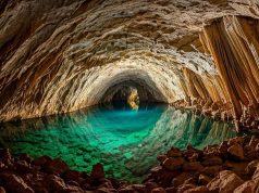 Questa grotta in Sardegna è un mondo sotterraneo dove si specchia un lago salato color smeraldo Scopri la Grotta di Nettuno in Sardegna: un gioiello sotterraneo con un lago salato color smeraldo