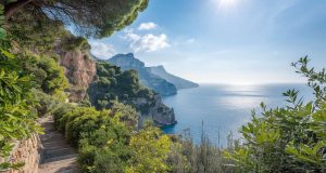 Il “Sentiero degli Dei”: un trekking spettacolare con vista mozzafiato sulla Costiera Amalfitana Il “Sentiero degli Dei”: un trekking spettacolare con vista mozzafiato sulla Costiera Amalfitana (Da Agerola a Positano)