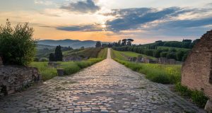 Cammina sulla via Appia Antica e scopri la strada che ha visto sfilare gli eserciti di Roma Scopri la via Appia Antica: un viaggio attraverso la storia degli eserciti romani a Roma