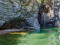 Non è il Grand Canyon, ma una gola scavata da un fiume in Sicilia, con pareti alte 50 metri